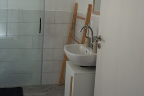 Dusche, Haartrockner, Handtücher