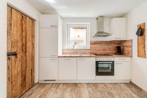 Kaffetrakter/tekoker, kjøleskap, mikrobølgeovn og ovn
