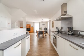 Coffee/tea maker, fridge, microwave, oven
