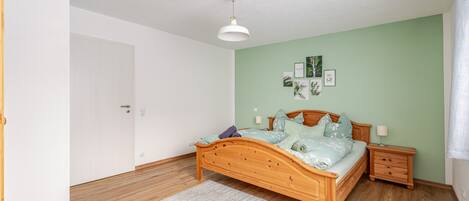 3 bedrooms, WiFi (free), bed sheets