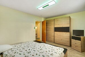 2 bedrooms, iron/ironing board, free WiFi, bed sheets