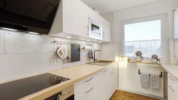 Een koelkast, een magnetron, een oven, een kookplaat