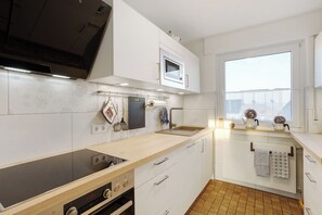 Fridge, microwave, oven, stovetop - Holiday Apartment 'Auszeit' with Private Terrace, Shared Garden and Wi-Fi (Arnsberg)