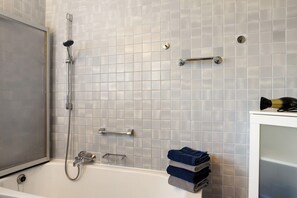 Shower, hair dryer, towels - Holiday Apartment 'Auszeit' with Private Terrace, Shared Garden and Wi-Fi (Arnsberg)