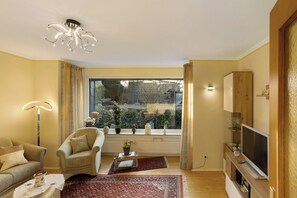 TV, stereo - Holiday Apartment 'Auszeit' with Private Terrace, Shared Garden and Wi-Fi (Arnsberg)