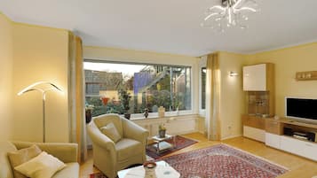 Een televisie en een stereo