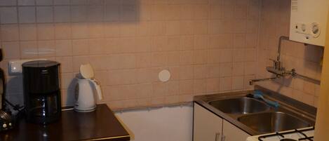 Réfrigérateur, four, plaque de cuisson, cafetiÚre/bouilloire