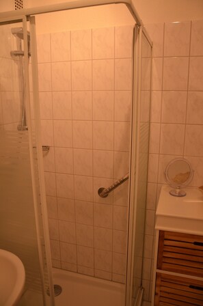 Shower, hair dryer - Apartment 'Eggerichs' with Private Terrace and Wi-Fi (Wilhelmshaven)