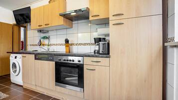 Fridge, oven, stovetop, dishwasher