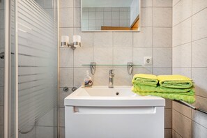 Suihku, hiustenkuivaaja, pyyhkeet