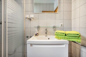 Shower, hair dryer, towels