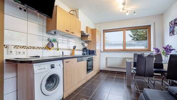 Fridge, oven, stovetop, dishwasher