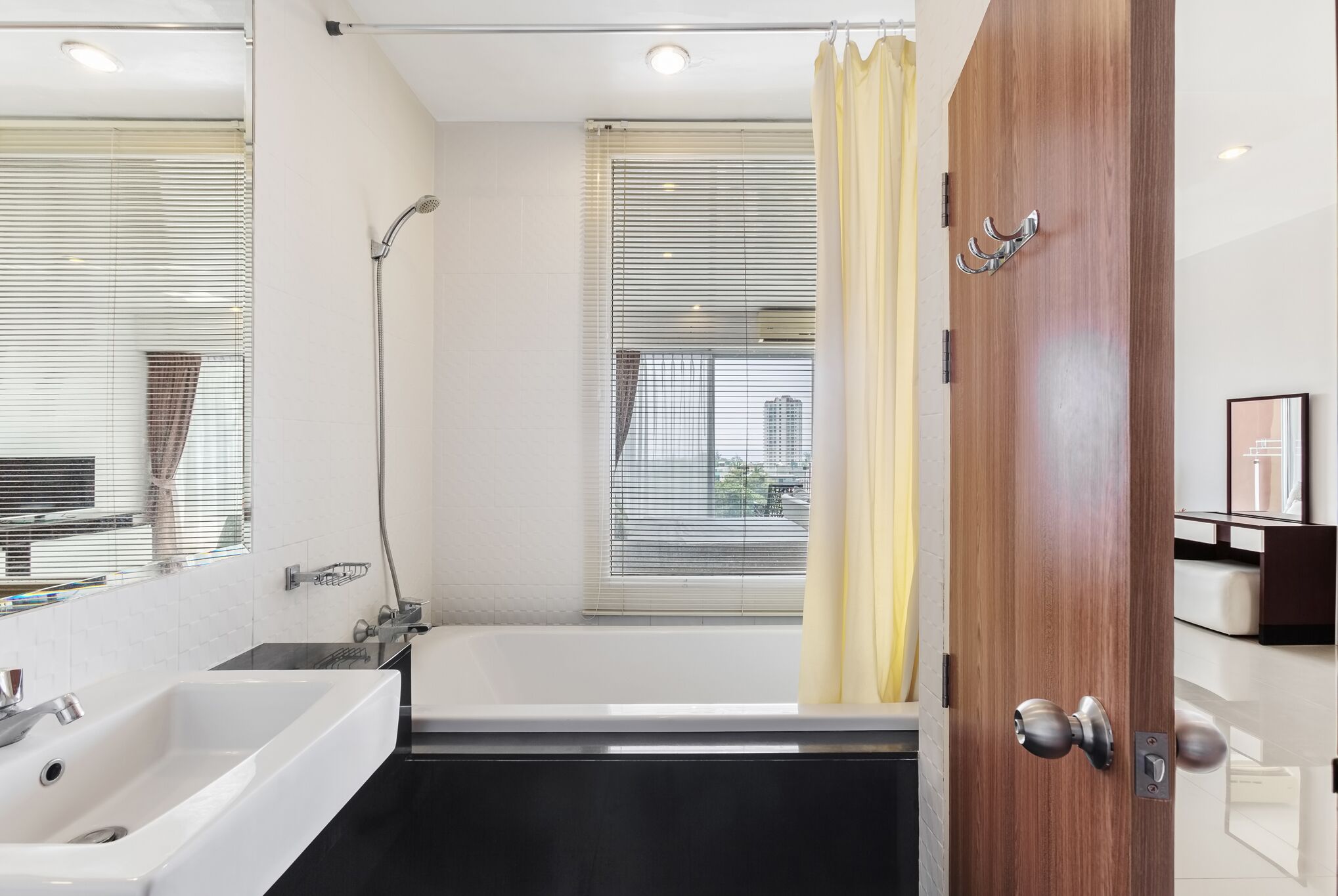 Une salle de bain moderne équipée d’une baignoire, d’une douche et d’un lavabo.