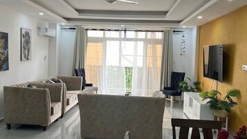 Deluxe-Apartment, Balkon, Stadtblick | Wohnbereich | 32-Zoll-Smart-TV mit Digitalempfang