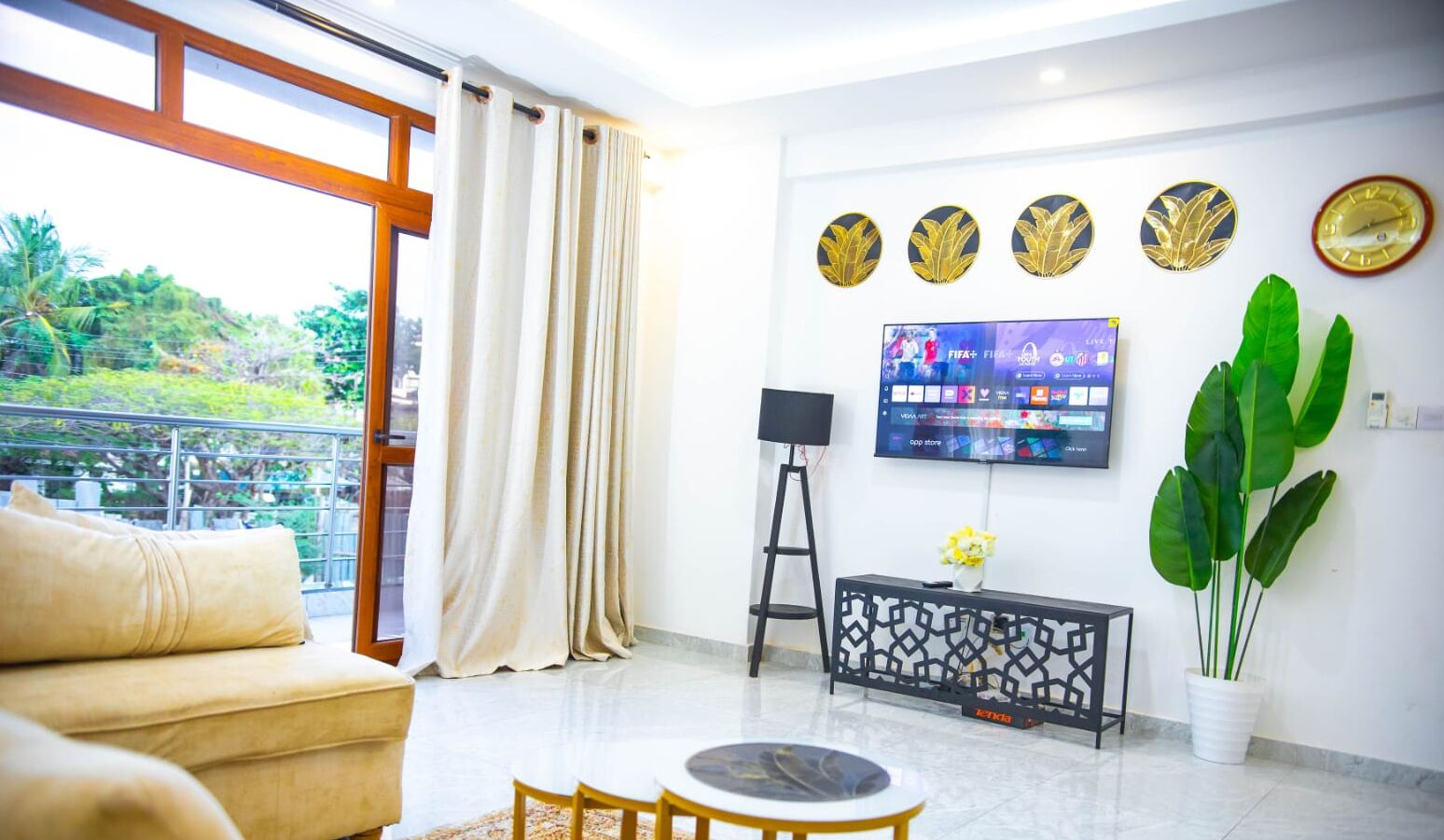 Comfort-Apartment | Wohnbereich | 32-Zoll-Smart-TV mit Digitalempfang