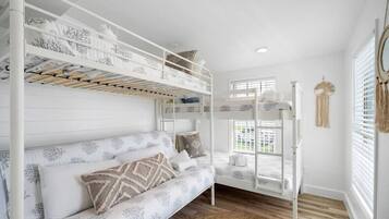 2 habitaciones, escritorio y tabla de planchar con plancha