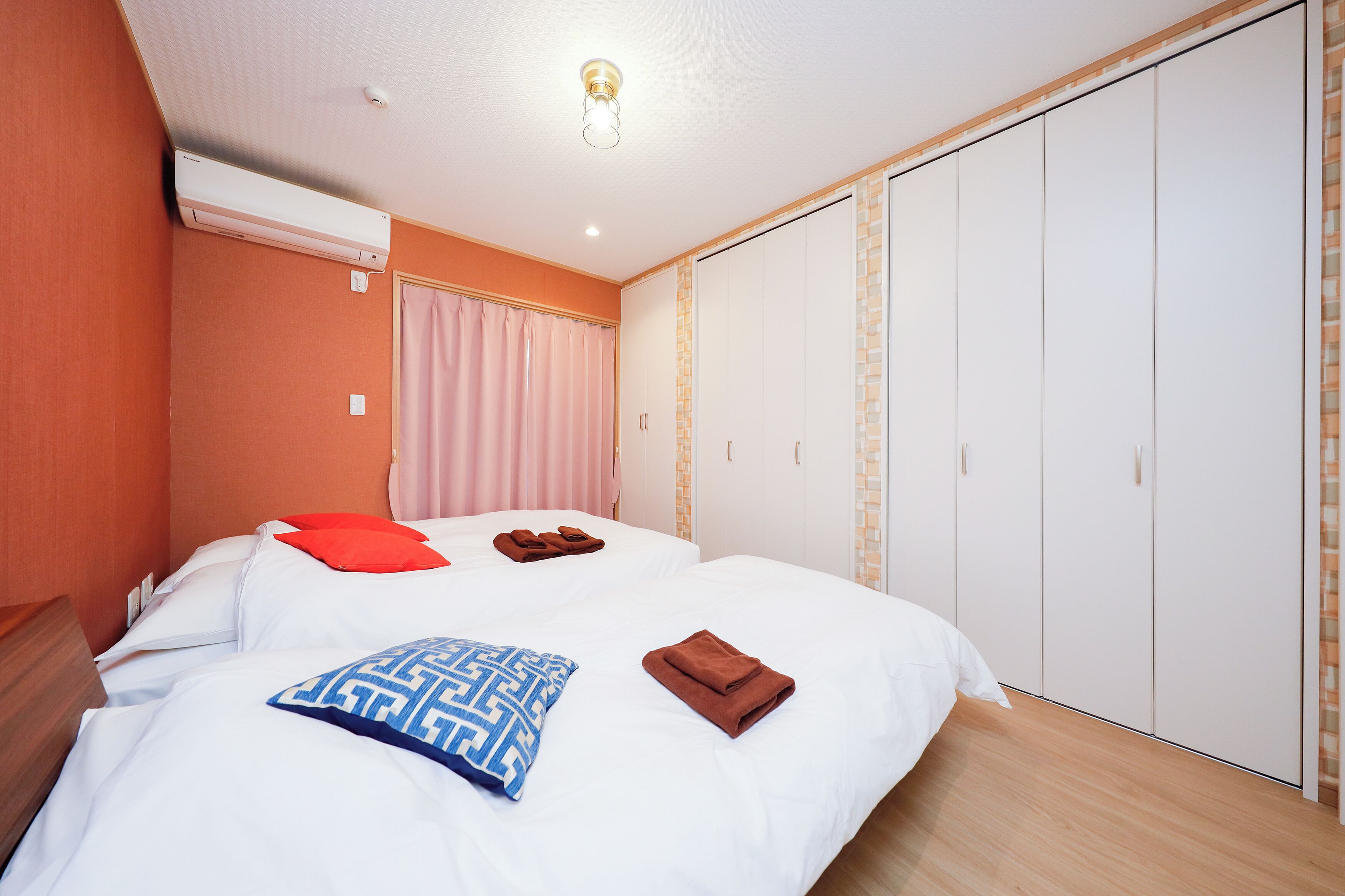 Een hotelkamer met een bed, een kledingkast en een airconditioning.