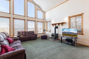 Smart TV, fireplace, offices - Grand View Ranch| Hot Tub - Sleeps 25 - Private Forest Access! (Tetonia)