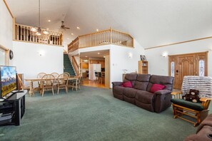 Smart TV, fireplace, offices - Grand View Ranch| Hot Tub - Sleeps 25 - Private Forest Access! (Tetonia)