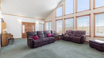 TV connectée, cheminée, espaces bureaux