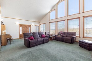 Smart TV, fireplace, offices - Grand View Ranch| Hot Tub - Sleeps 25 - Private Forest Access! (Tetonia)