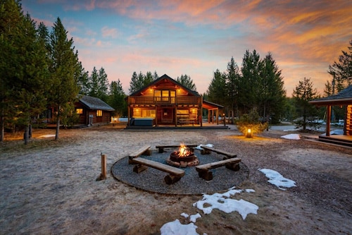 Riverfront Reunion| 3 Cabins, River Front, Private Dock, & Hot Tub!