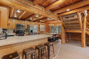 冷蔵庫、電子レンジ、オーブン、コンロ