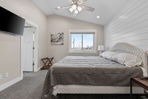 3 室のベッドルーム、WiFi (無料)、ベッドシーツ