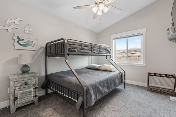 3 室のベッドルーム、WiFi (無料)、ベッドシーツ