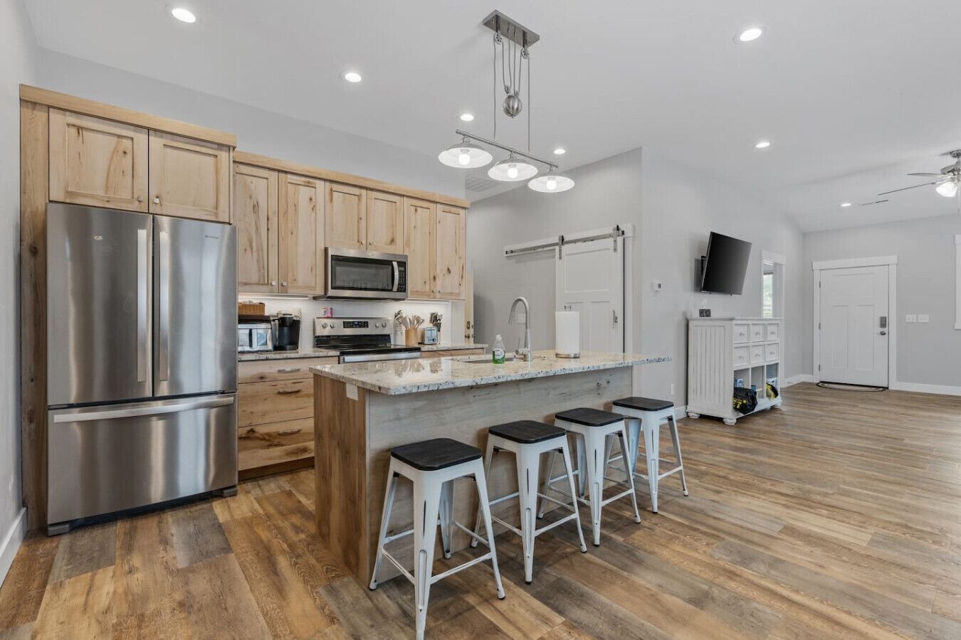 Jääkaappi, mikroaaltouuni, uuni, liesi