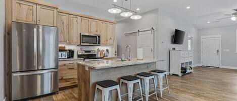 Kylskåp, mikrovågsugn, ugn och spishäll