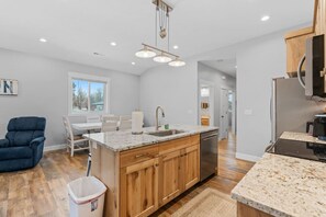 Køleskab, mikrobølgeovn, ovn, kogeplade