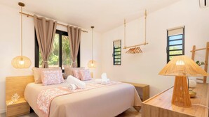 Een goed verlichte slaapkamer met een bed, nachtkastjes, een houten nachtkastje, een hanglamp en een raam met gordijnen.