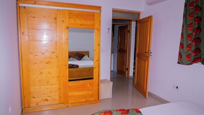 3 slaapkamers, een strijkplank/strijkijzer, reisbedje, gratis wifi