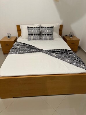 3 bedrooms, iron/ironing board, travel crib, free WiFi - Tarrafal modern 3bd house, Airco, 5min beach walk (Tarrafal)