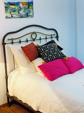 2 عدّة غرف نوم ومكواة/لوح كي وواي فاي وملاءات أسرّة