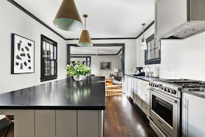 Fridge, microwave, oven, stovetop - Sleeps 6| Downtown|Luxury House (Charleston)