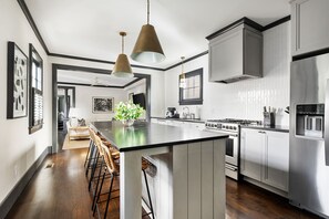 Fridge, microwave, oven, stovetop - Sleeps 6| Downtown|Luxury House (Charleston)