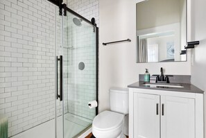 Shower, hair dryer, towels, shampoo - Steps to Bars & Restaurants|Sleeps 6|Downtown (Charleston)