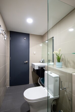 Dusche, Haartrockner, Handtücher