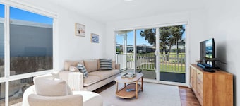 Flat Walk to Barlings Beach, WiFi | Pat’s Place