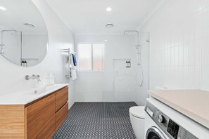 Chuveiro, secador de cabelo, toalhas de banho