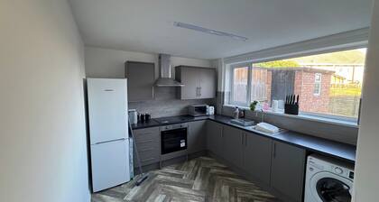 Housesleeps5-riverfront-parking-garden-contractors