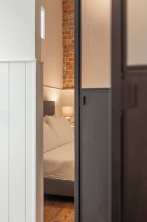 1 bedroom, desk, iron/ironing board, WiFi