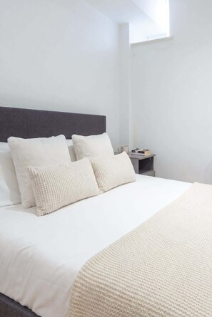 Desk, iron/ironing board, WiFi, bed sheets
