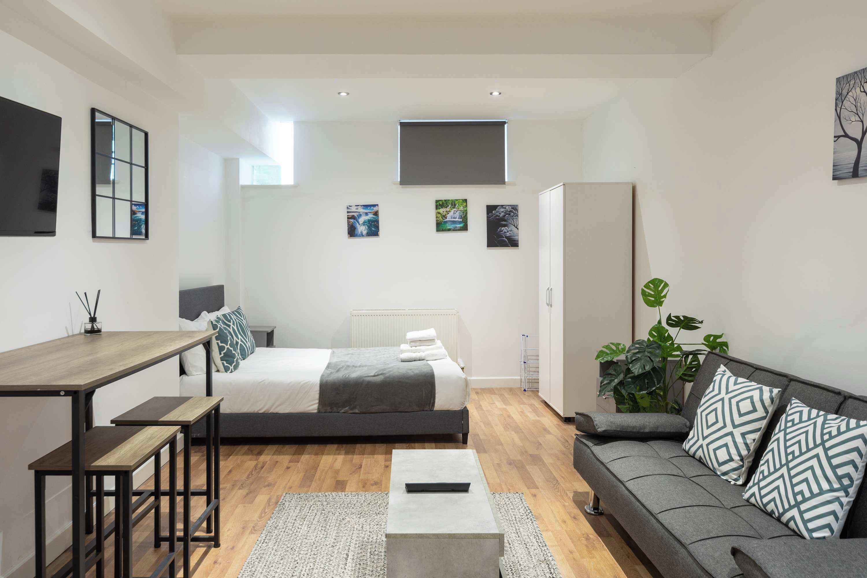 Desk, iron/ironing board, WiFi, bed sheets