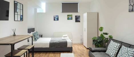 Desk, iron/ironing board, WiFi, bed sheets