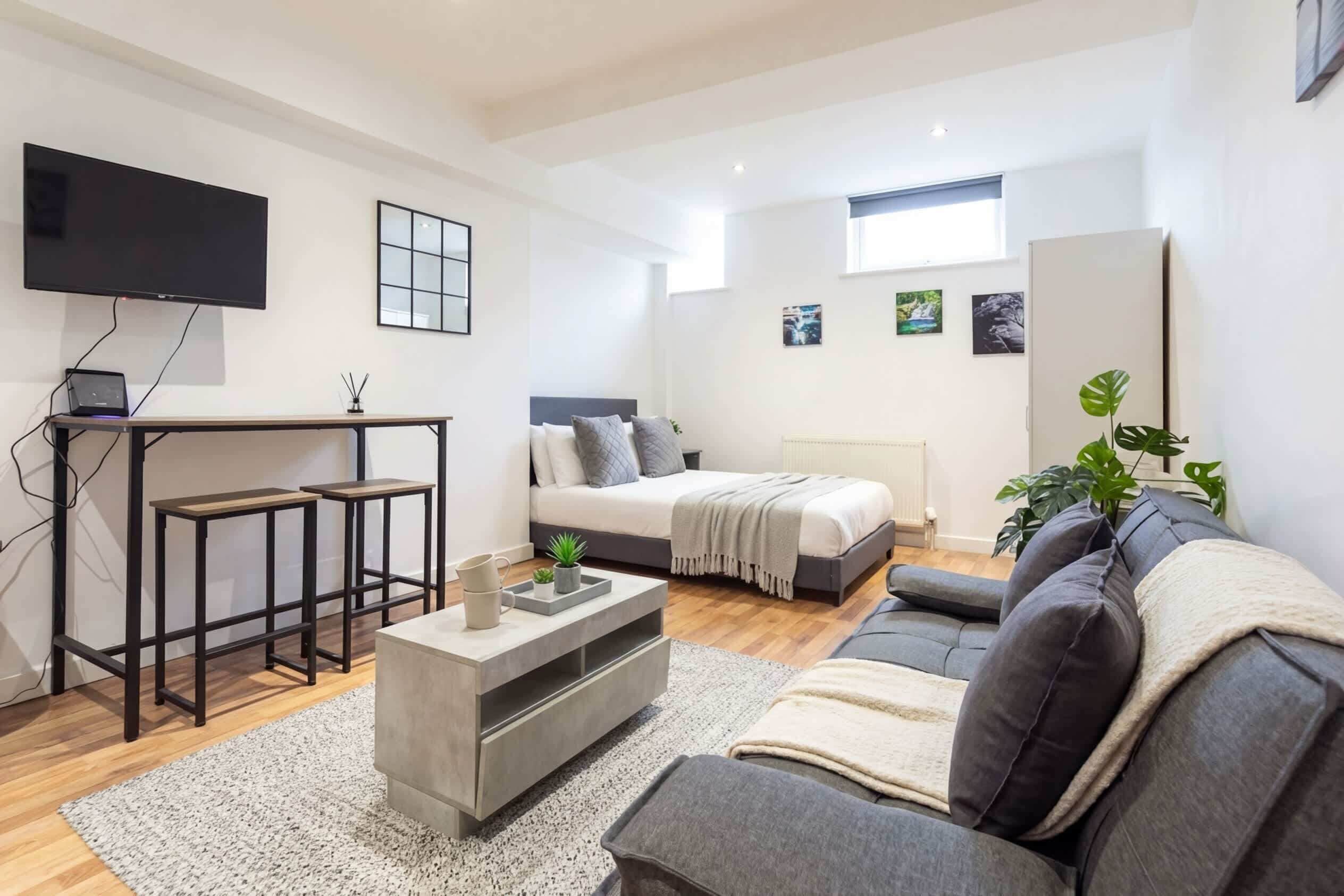 Desk, iron/ironing board, WiFi, bed sheets