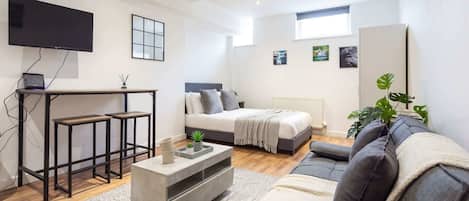 Bureau, fer et planche Ă repasser, Wi-Fi, literie fournie