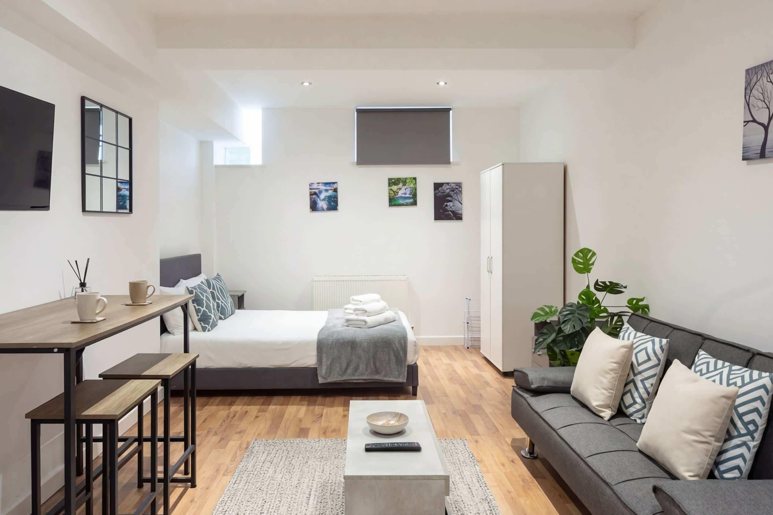 Bureau, fer et planche à repasser, Wi-Fi, draps fournis